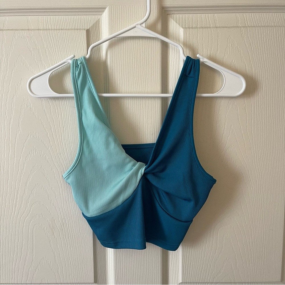 Blue twist top